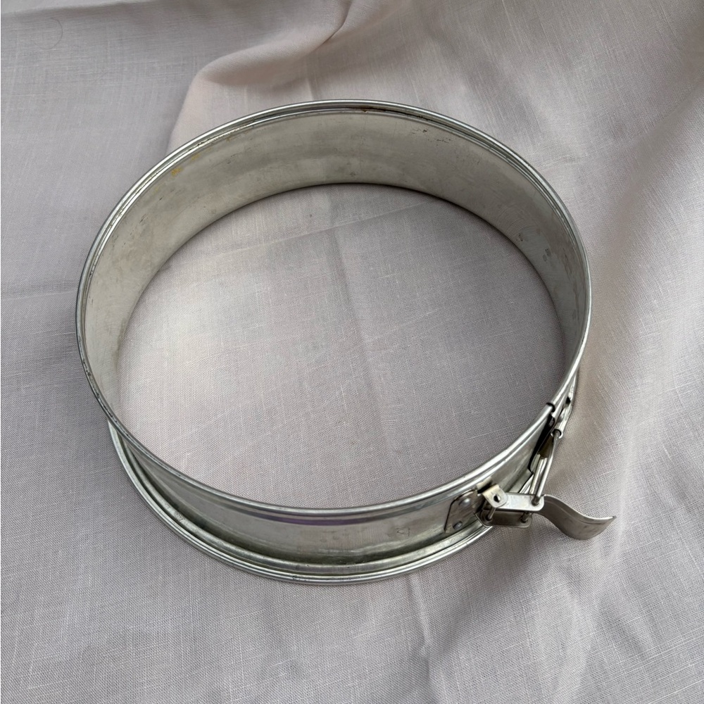 The Pampered Chef Silver Springform Pan